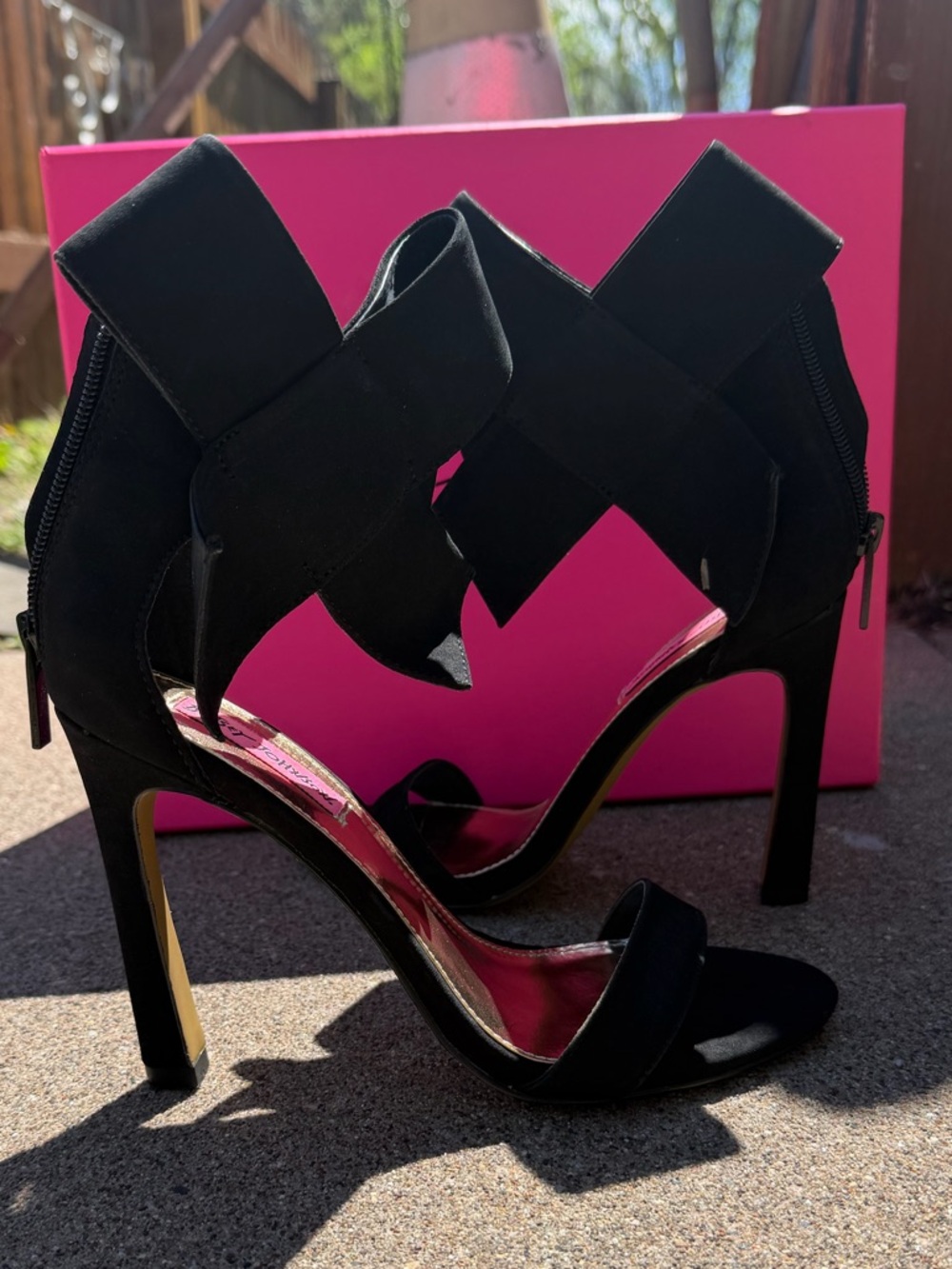 BRAND NEW! BETSEY JOHNSON SUEDE BOW HEELS SZ 7.5!!